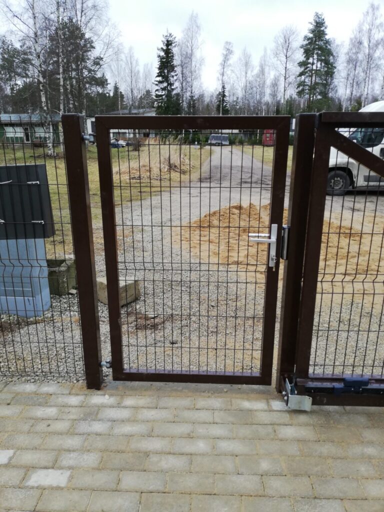 Pruuni paneeltäitega metallist jalgvärav