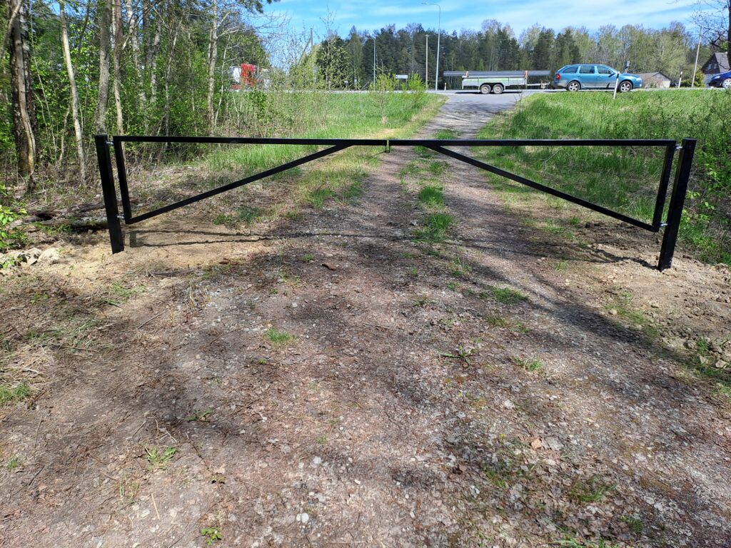 Metallist tiibvärav kruusateel