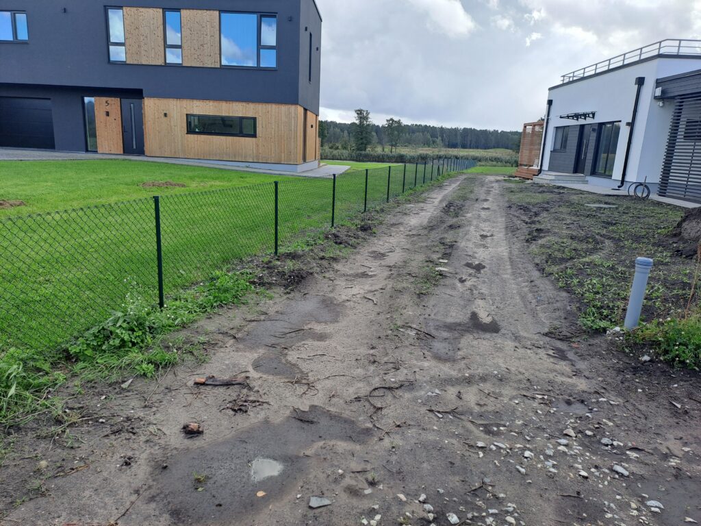 Must võrkaed kahe moodsa elamu vahel