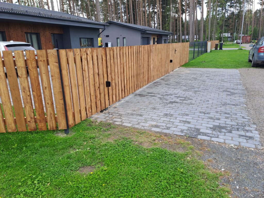 Puidust liugvärav ja piirdeaed elamu ees