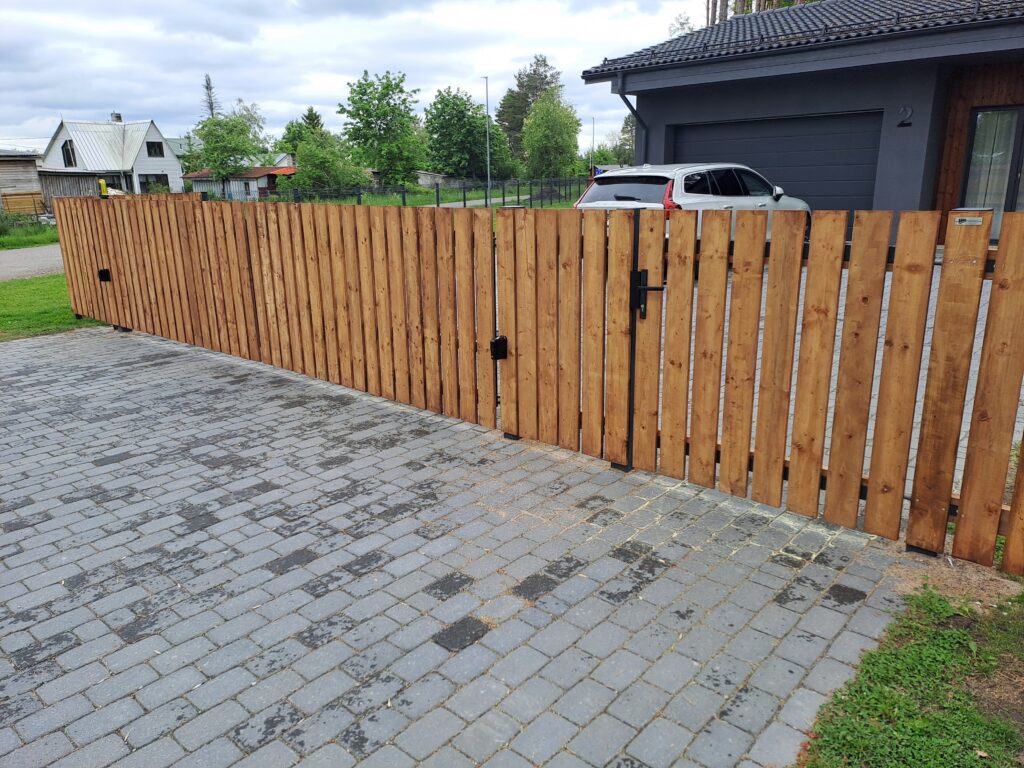 Naturaalne puitvärav ja puitpiire eramaja ees