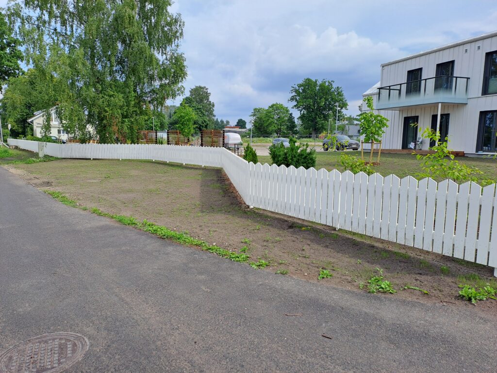 Valge puitaed moodsa kortermaja ümber
