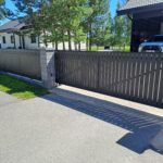 Hall puitaed ja autovärav