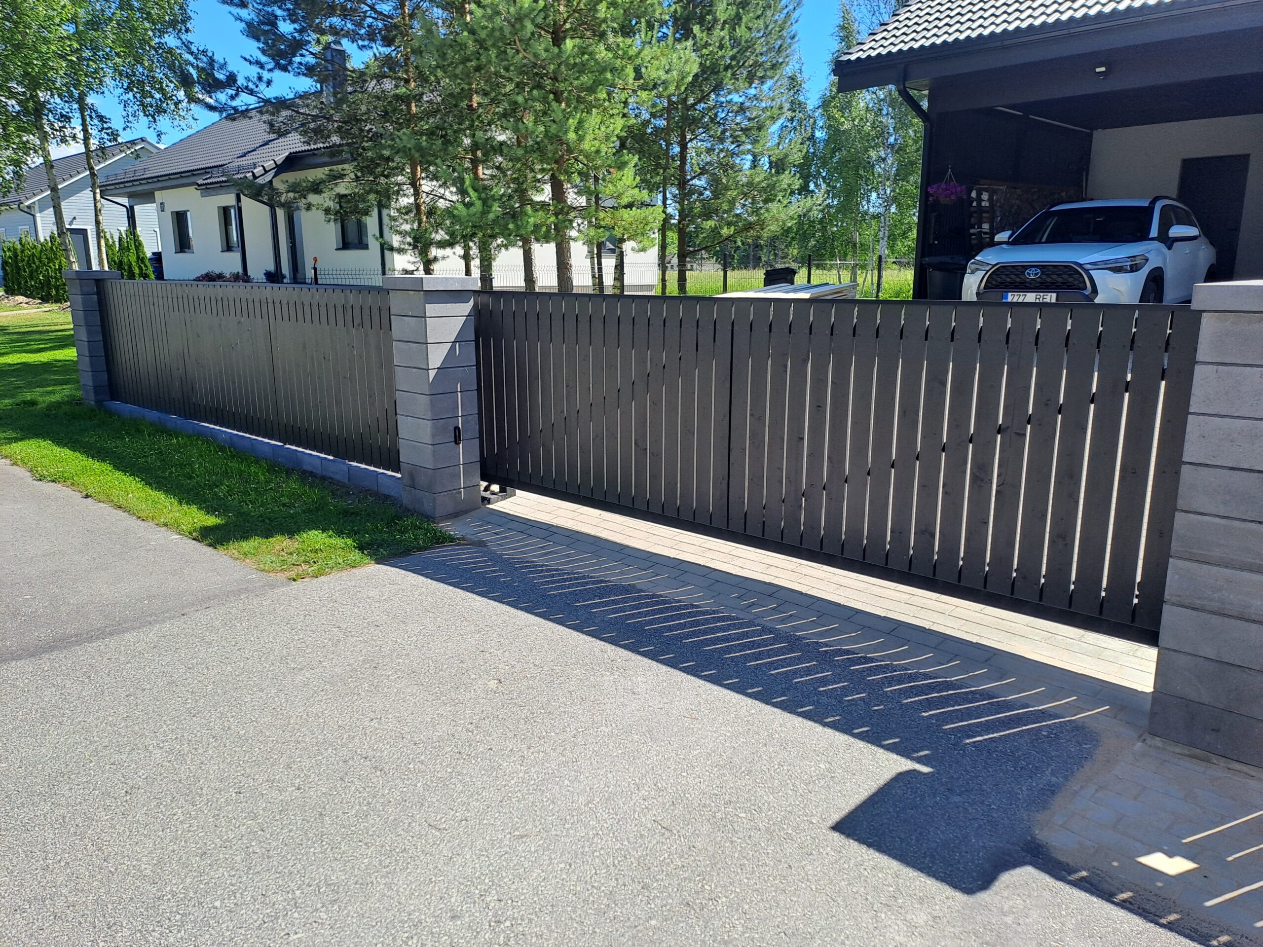 Hall puitaed ja autovärav